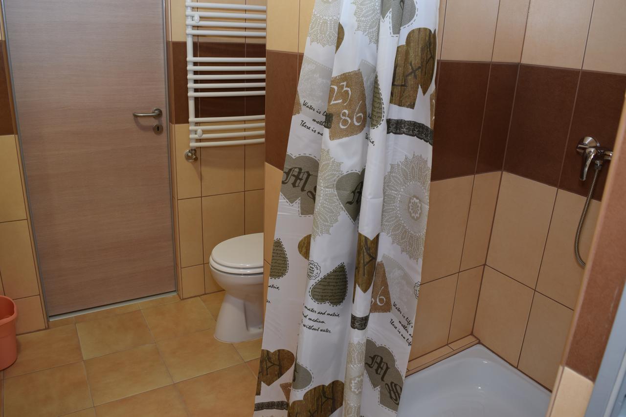 Marothi Kollegium Vandrarhem Debrecen Exteriör bild