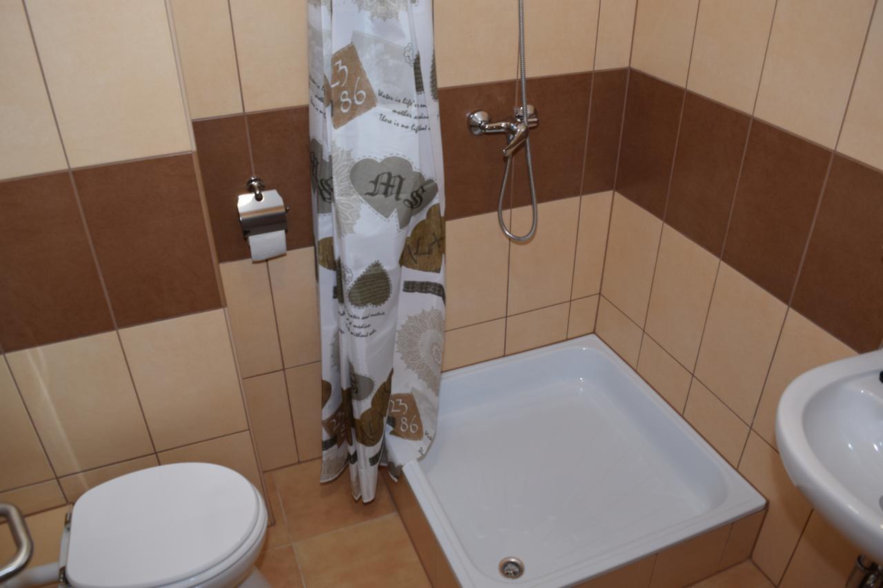 Marothi Kollegium Vandrarhem Debrecen Exteriör bild