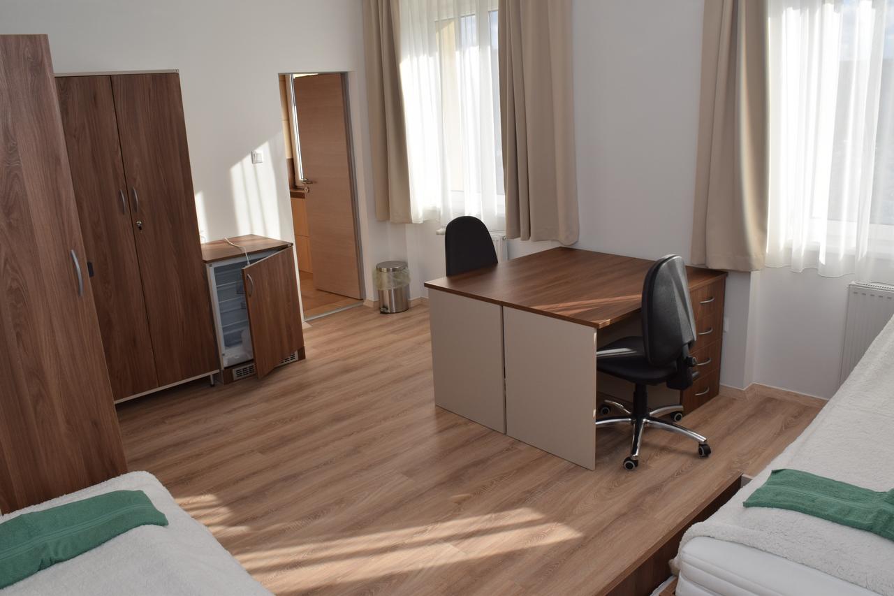 Marothi Kollegium Vandrarhem Debrecen Exteriör bild